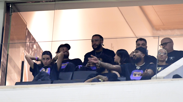 Memphis Depay acompanha Corinthians x Inter no camarote da Arena