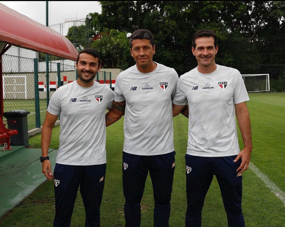 Thiago Carpini e auxiliares no São Paulo — Foto: Rubens Chiri/saopaulofc.net