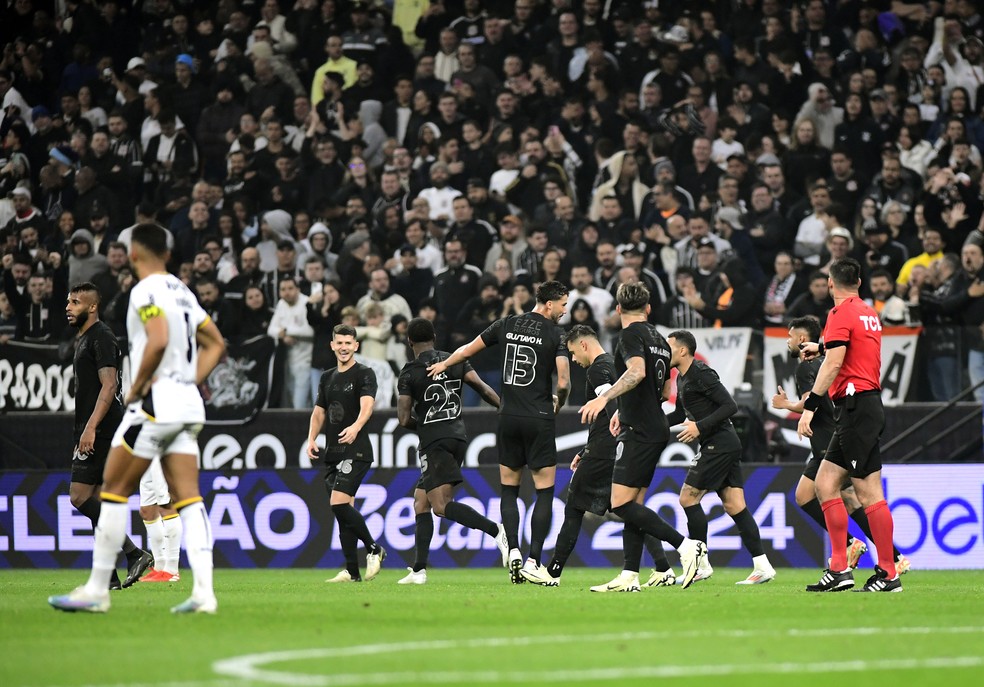 Gol de Cacá em Corinthians x Criciúma — Foto: Marcos Ribolli