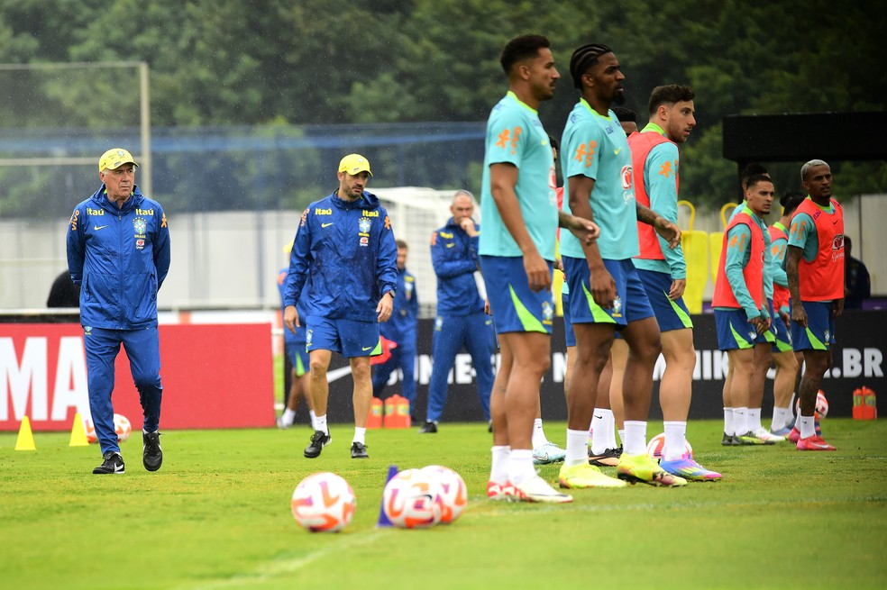 Ancellotti observa jogadores da seleção brasileira em treino — Foto: Marcos Ribolli