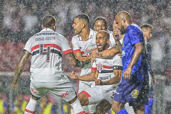 Lucas tranquiliza torcida do São Paulo após deixar campo com dores: 