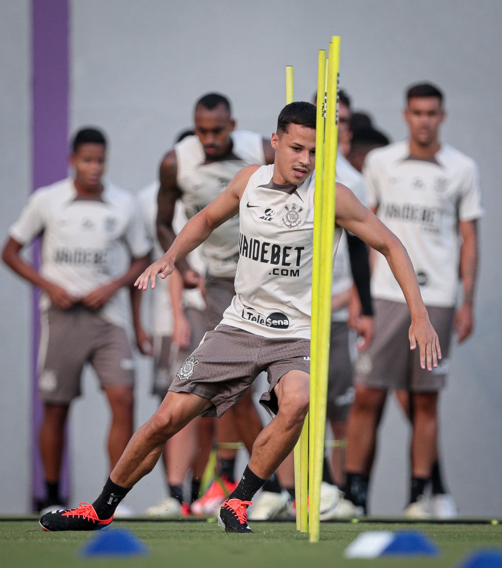 Matheus Araújo perdeu espaço no Corinthians com António Oliveira — Foto: Marcos Ribolli/Ag. Corinthians
