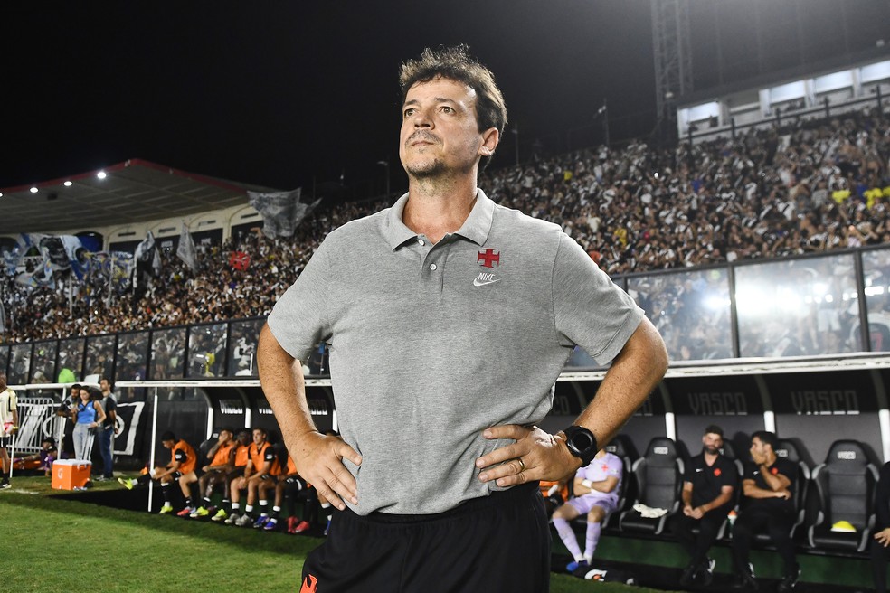 Sem transformar São Januário em aliado, Diniz completa 25 jogos no estádio do Vasco