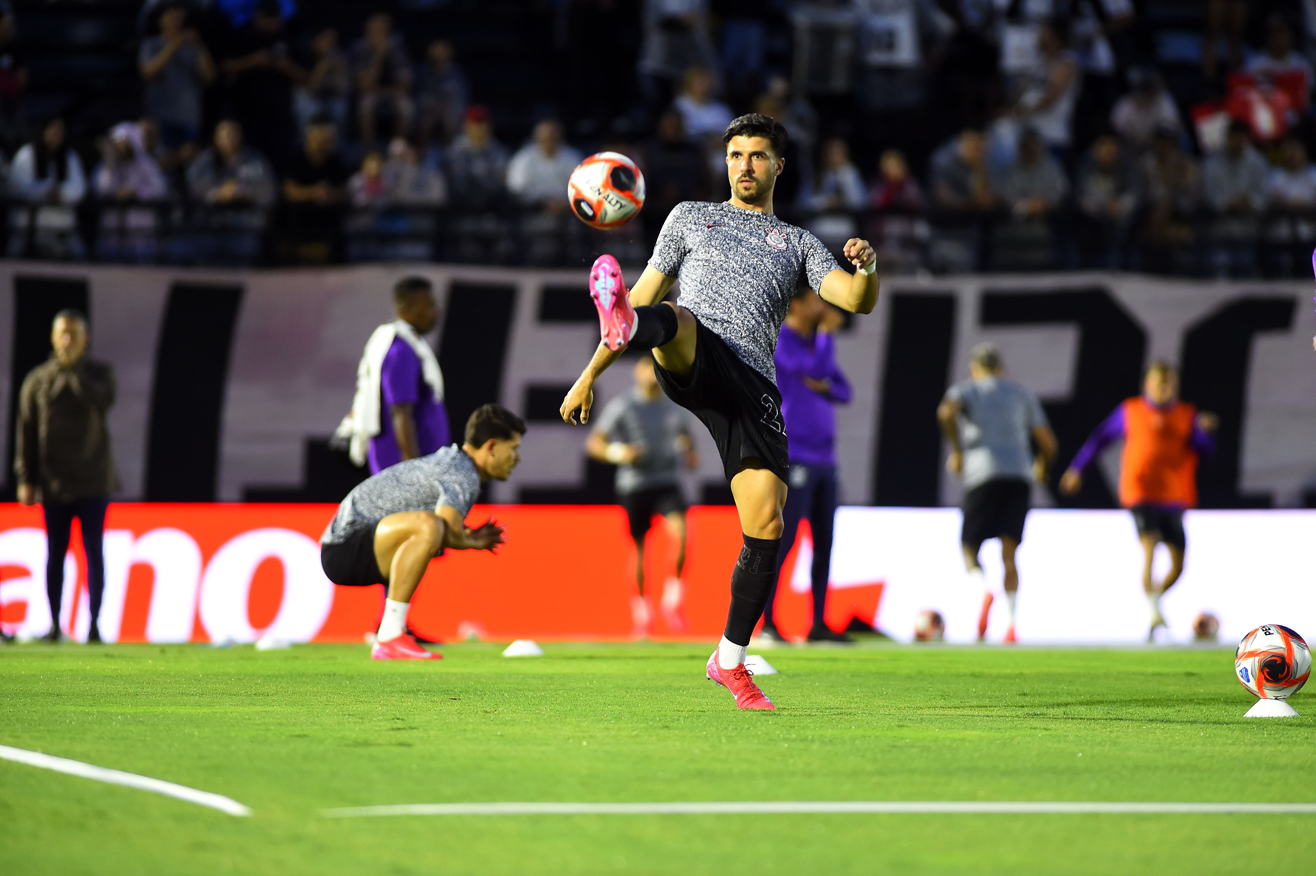 Héctor Hernández fica fora do banco do Corinthians por um mês.