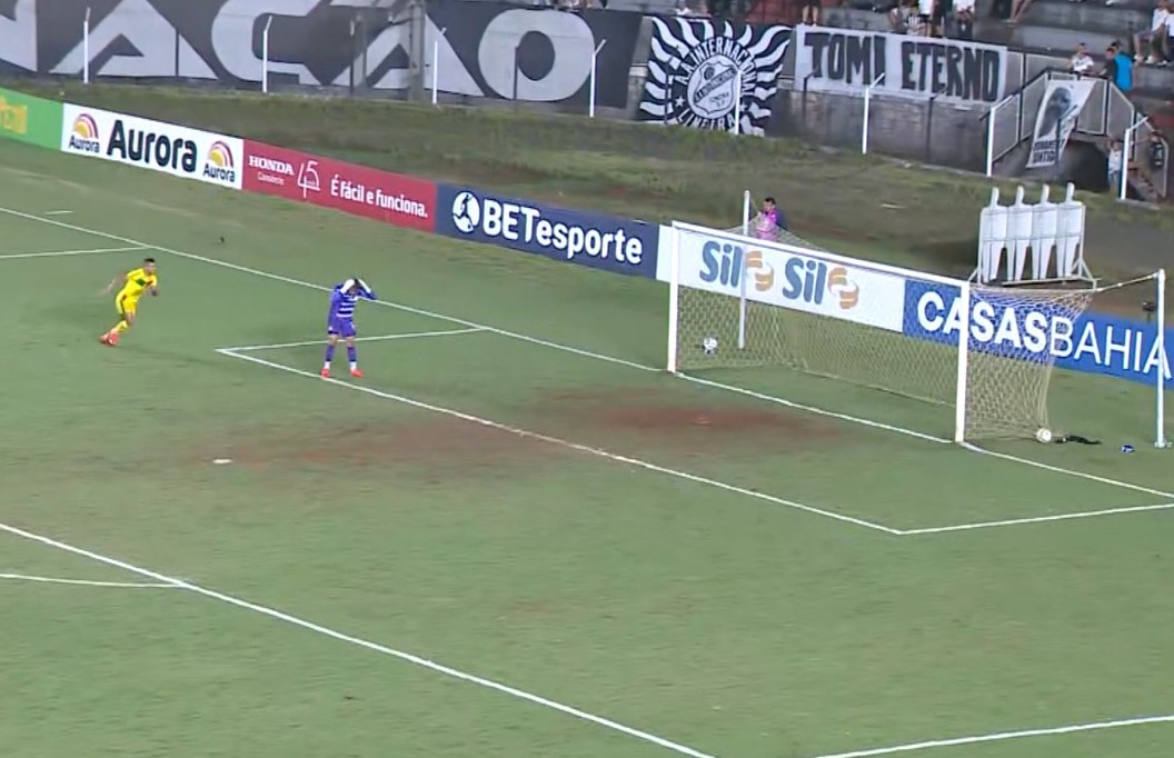 Falha bizarra de goleiro impede acesso antecipado na Série C; veja o vídeo