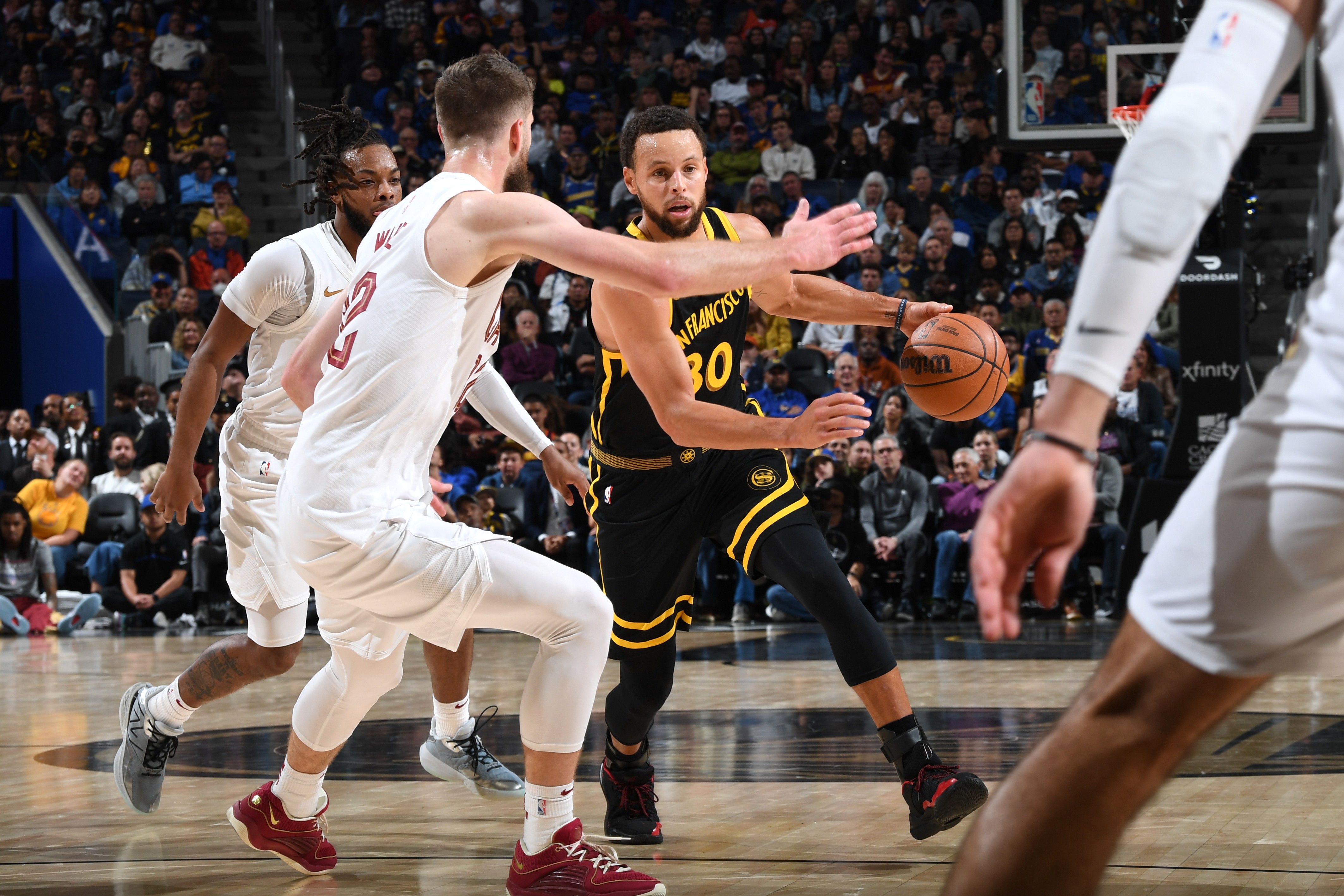 Curry atinge marca histórica, mas não impede derrota nova do Golden State