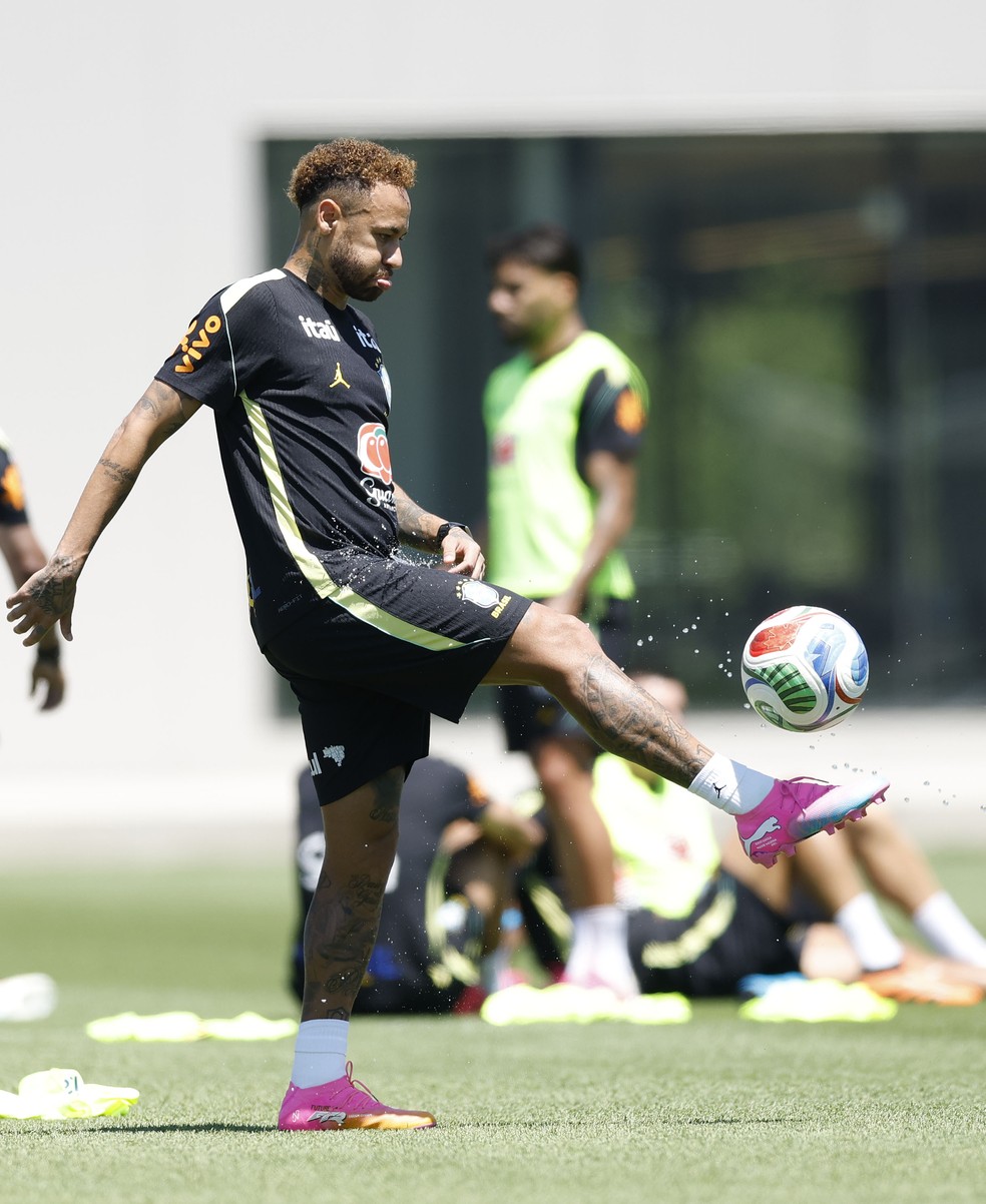 Neymar, de chuteiras, brinca com a bola em treino da Seleção nesta terça-feira — Foto: Rafael Ribeiro/CBF