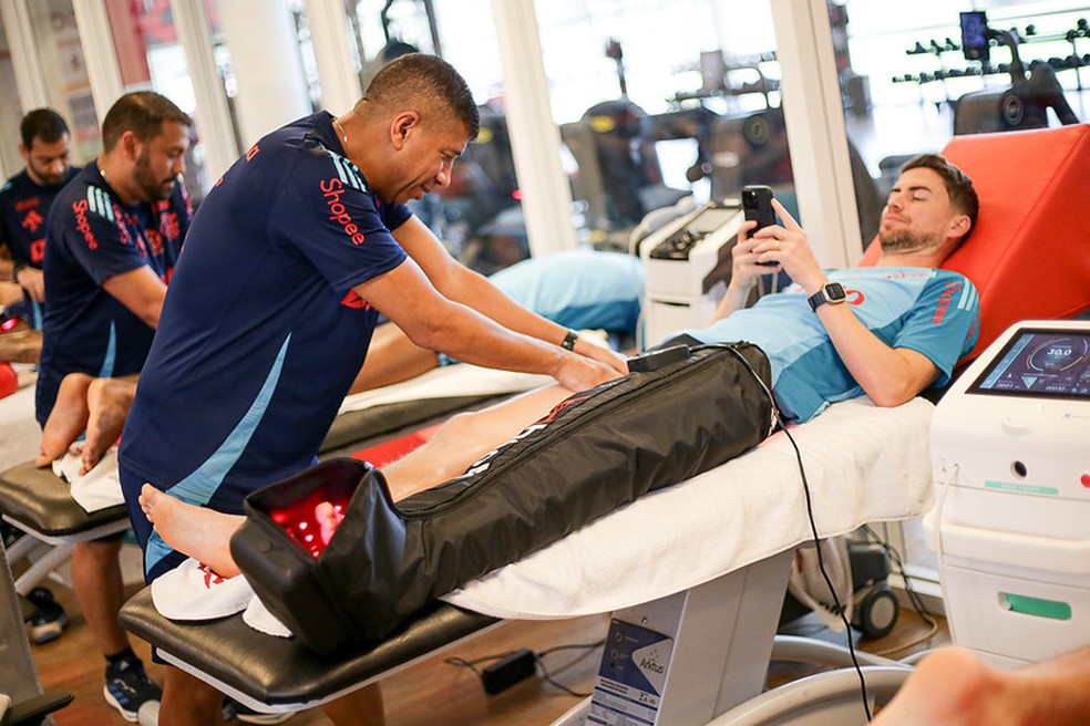 Jorginho em tratamento no departamento mdico do Flamengo  Foto: Gilvan de Souza / Flamengo