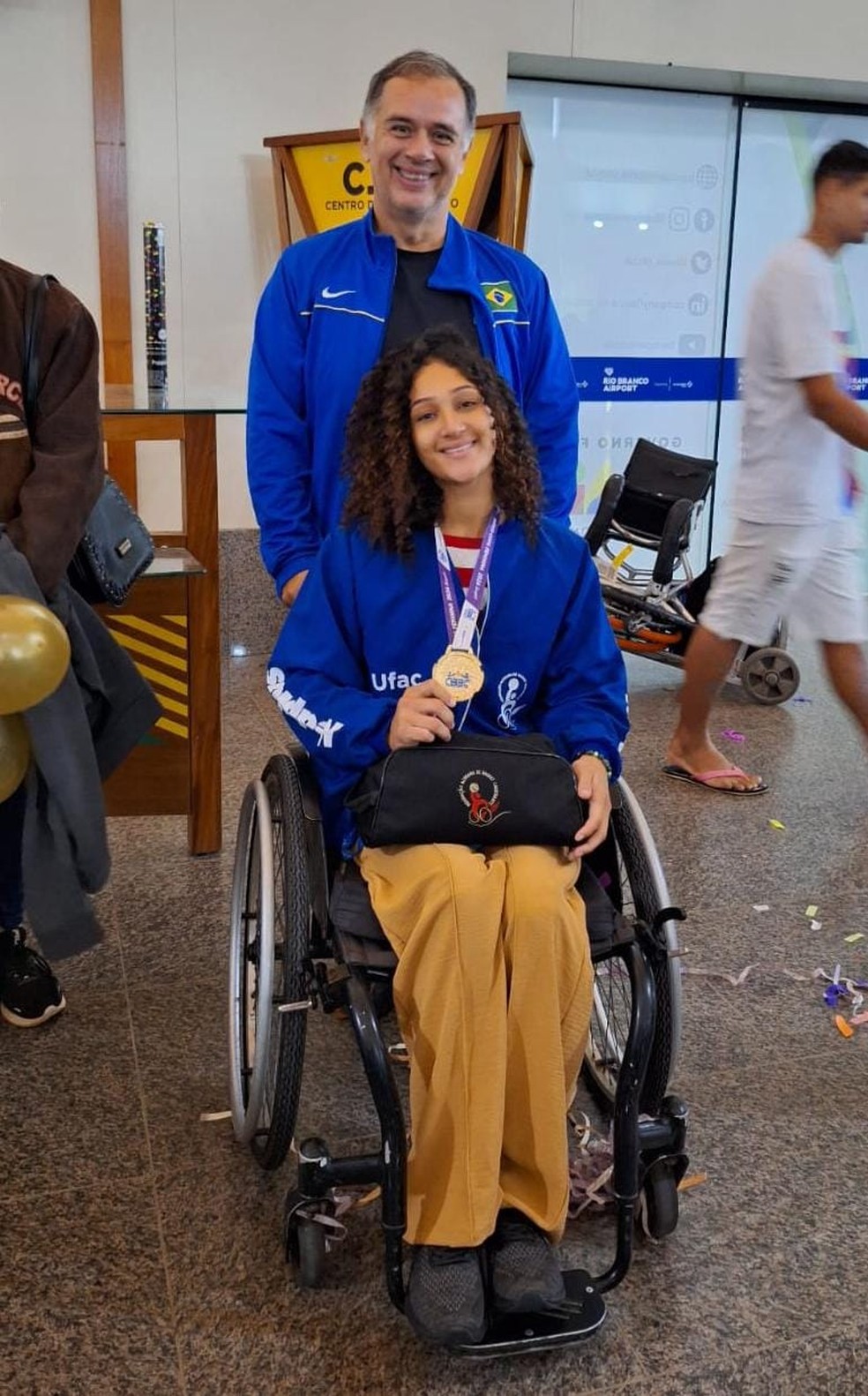 Técnico Manielden Távora com Ana Clara, atleta de basquete em cadeira de rodas — Foto: Arquivo Pessoal