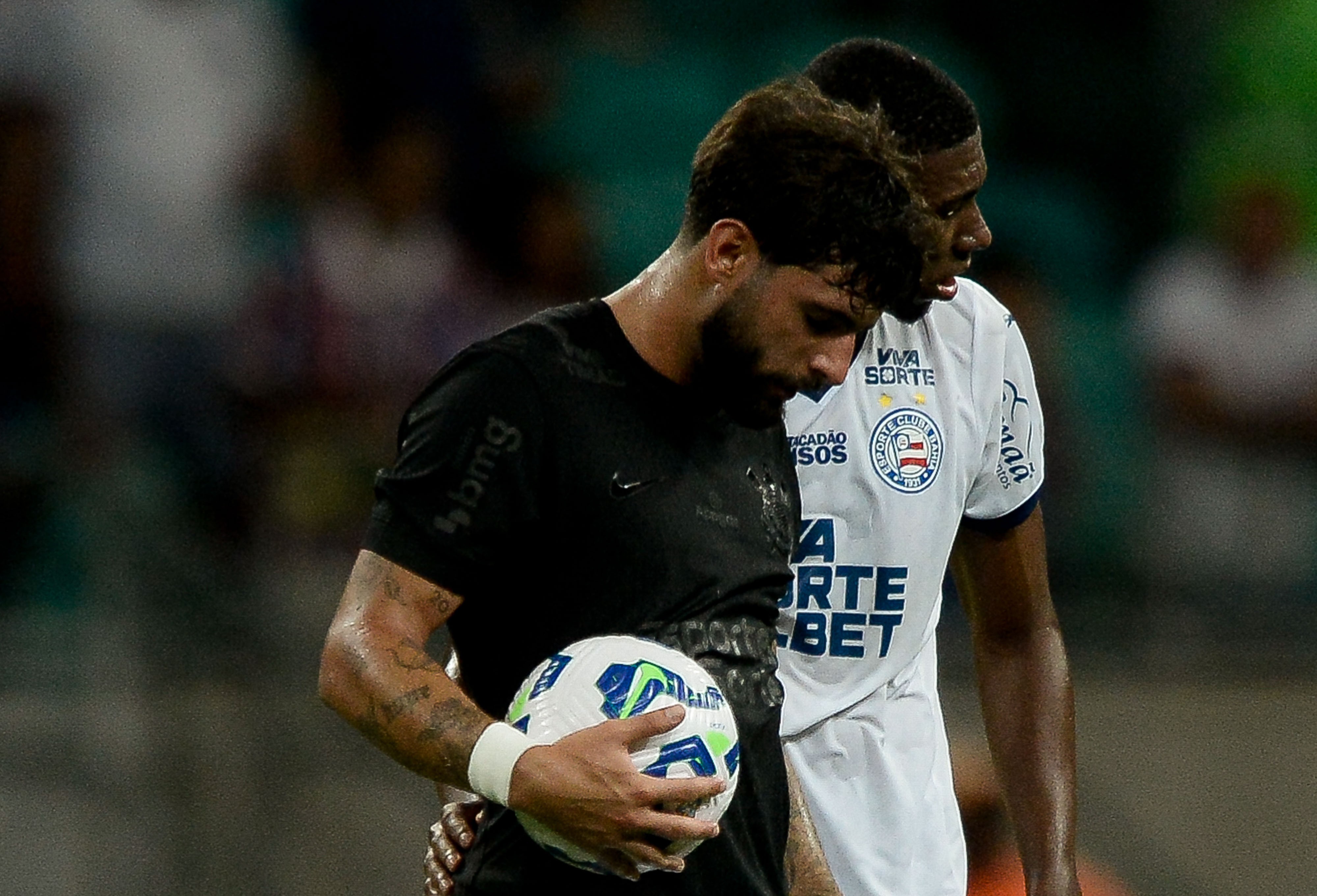 Yuri Alberto preocupa Corinthians ao ser substituído com dores em partida.