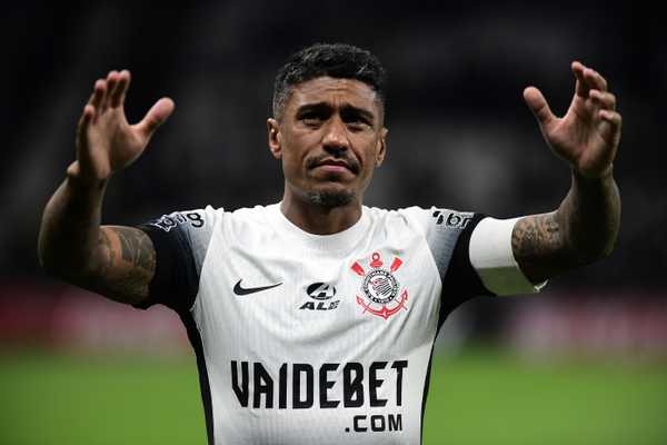 Paulinho, ex-Corinthians e veterano de duas Copas do Mundo, anuncia aposentadoria no futebol.