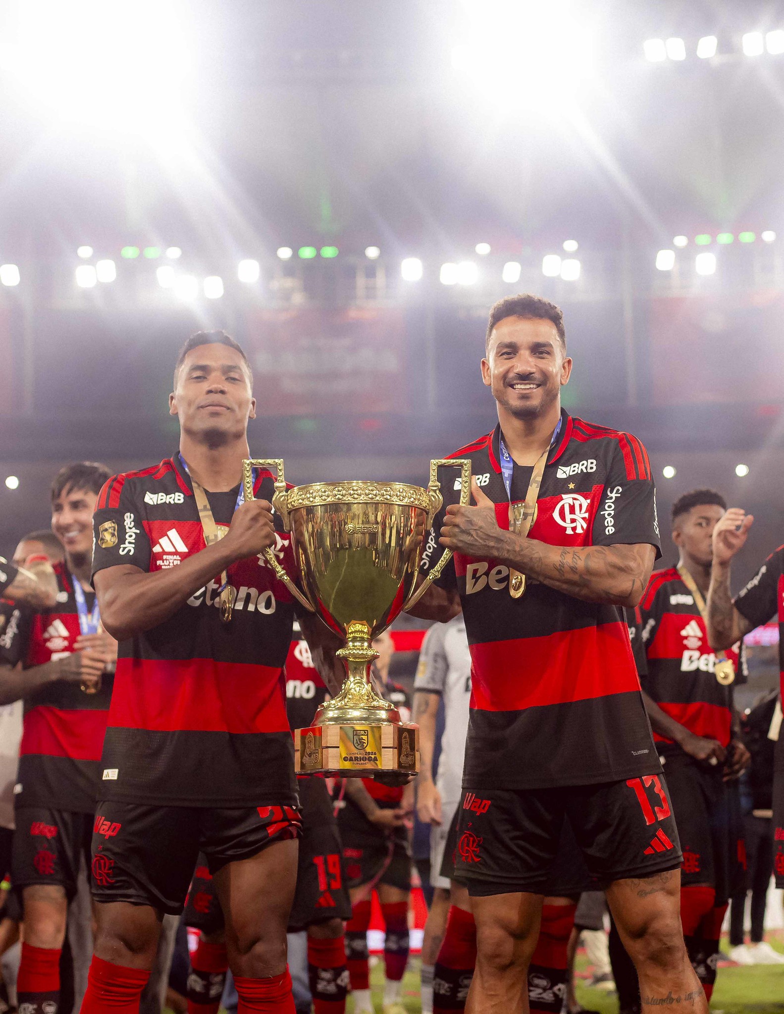 Dupla histórica! Danilo e Alex Sandro chegam ao 13º título juntos no Flamengo