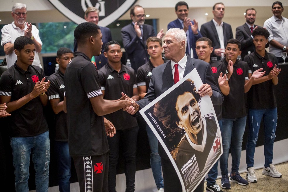 Rayan e Roberto Dinamite em 2022, recebendo homenagem do clube.