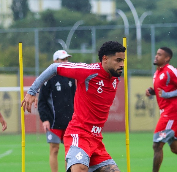 Escalação do Inter: Pezzolano ganha nova opção para lateral contra o Botafogo