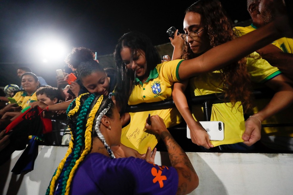Byanca Brasil atendendo torcedores durante treino aberto da seleção feminina - Foto: Lívia Villas Boas / CBF
