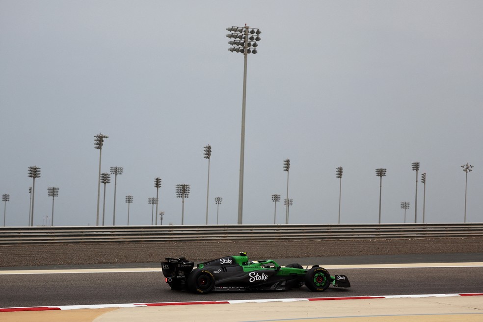 Bortoleto testa carro da Sauber no Bahrein — Foto: Jakub Porzycki/Reuters
