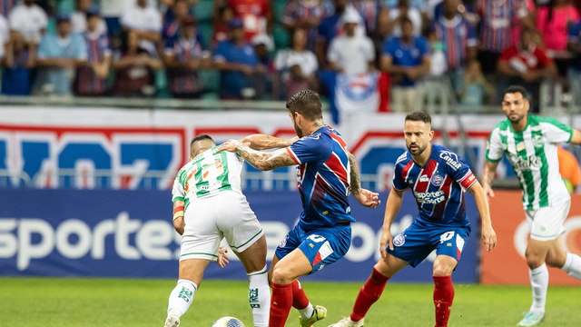 Everaldo disputa bola com Alan Ruschel na Arena Fonte Nova
