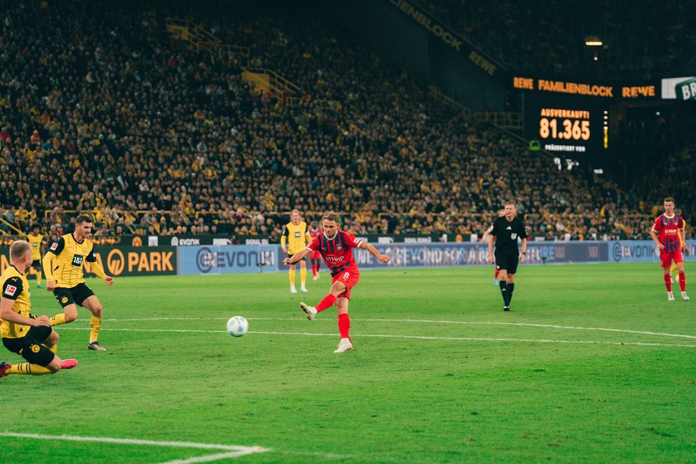 Leo Scienza finaliza na partida contra o Borussia Dortmund pela Bundesliga — Foto: Kevin Damrose / FC Heidenheim