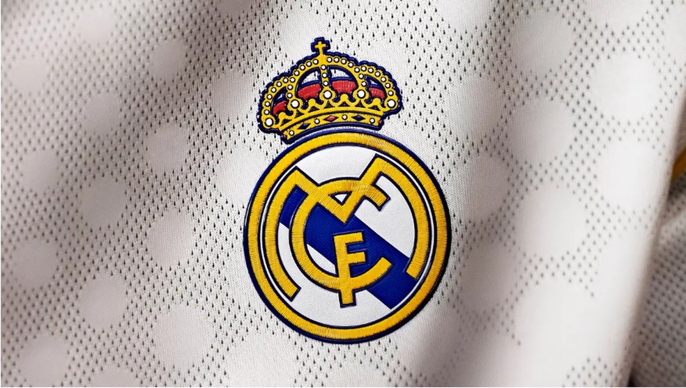 Escudo do Real Madrid na nova camisa 1 do clube &mdash; Foto: Divulga&ccedil;&atilde;o / Real Madrid