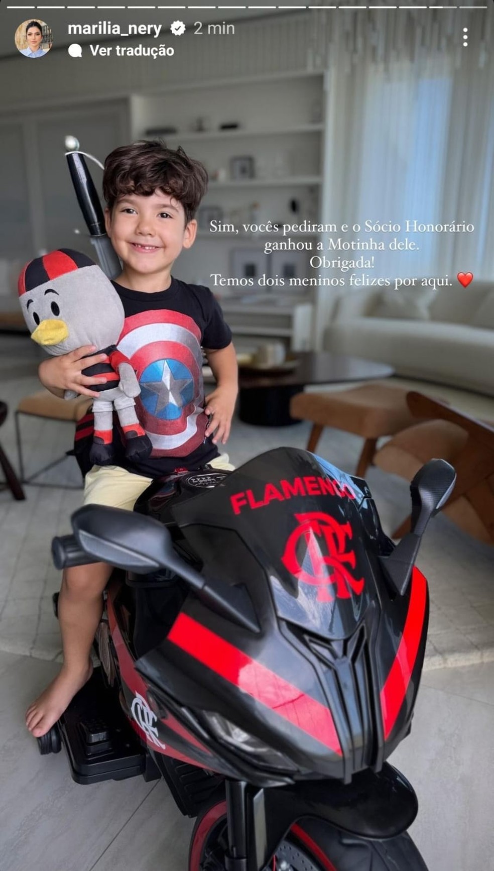 Totói, filho de Everton Ribeiro, ganha presentes do Flamengo — Foto: Reprodução / Instagram