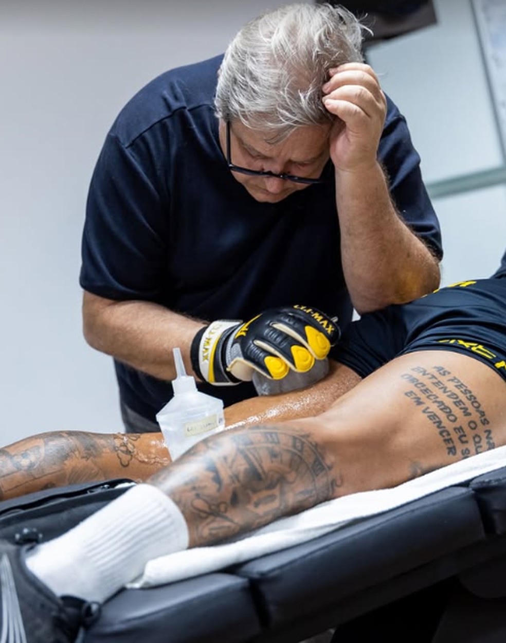 Neymar faz fisioterapia com Luiz Alberto Rosan no CT Rei Pelé — Foto: Reprodução/Instagram Neymar