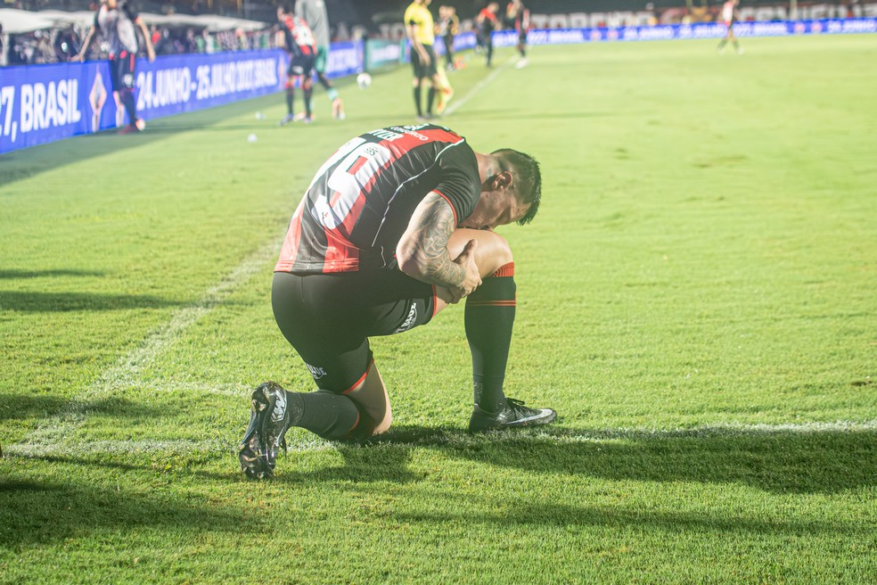 Renato Kayzer beija o joelho em comemoração de gol - Renato Kayzer no Vitória
