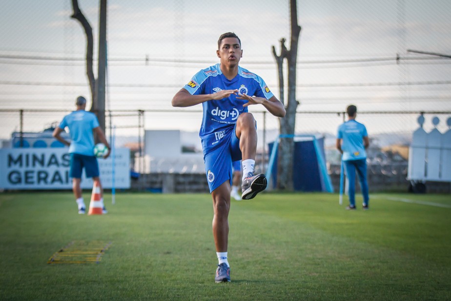 Em BH, Cruzeiro joga completo e faz 3 a 0 na Chapecoense