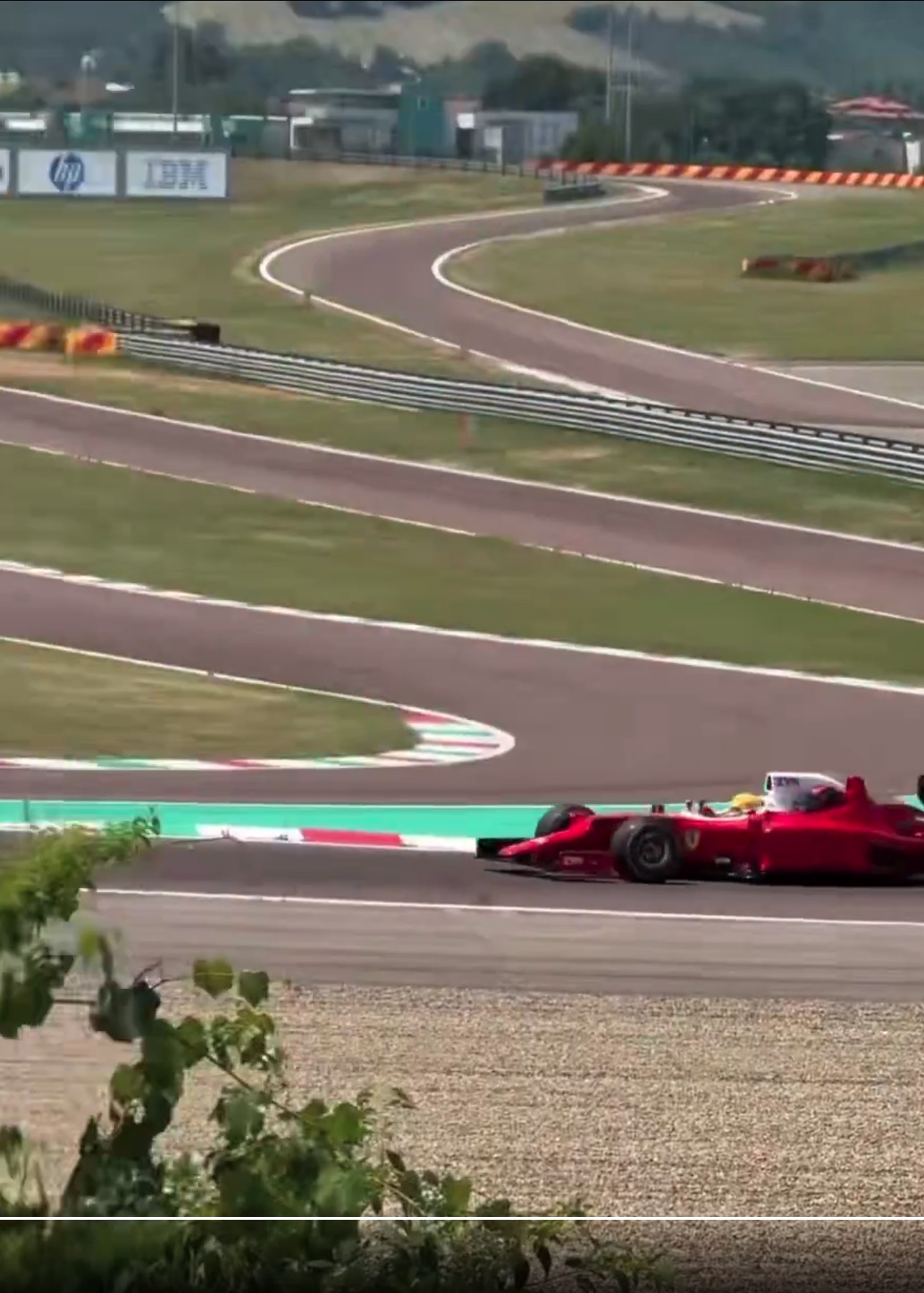 Hamilton pilota Ferrari de três lugares na pista de Fiorano; veja