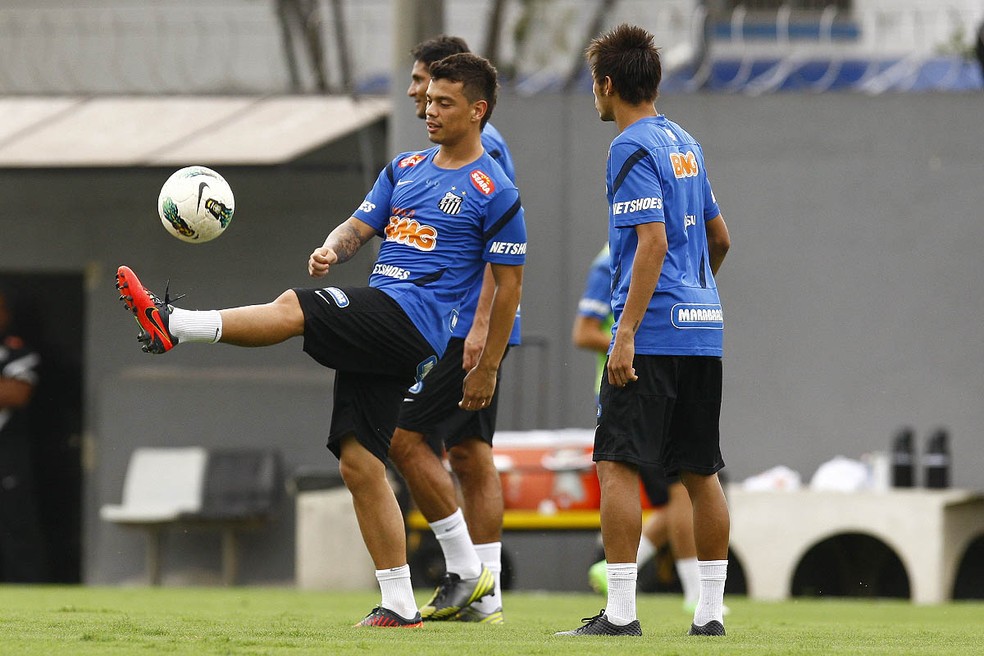 Bernardo e Neymar no Santos em 2013 — Foto: Ricardo Saibun/Divulgação Santos FC