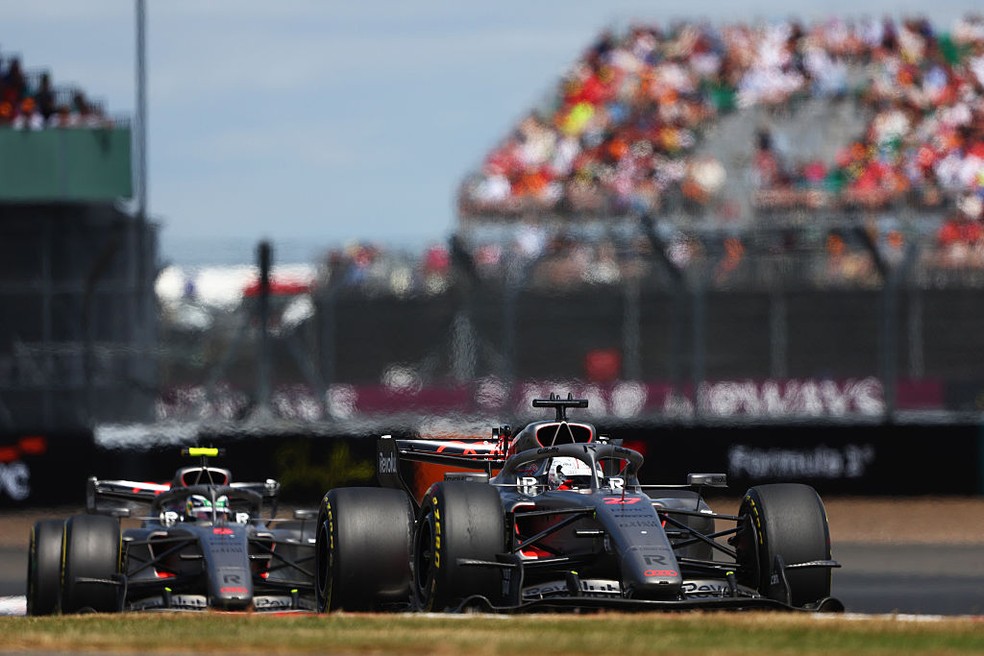Gabriel Bortoleto atrás de Nico Hulkenberg na sprint