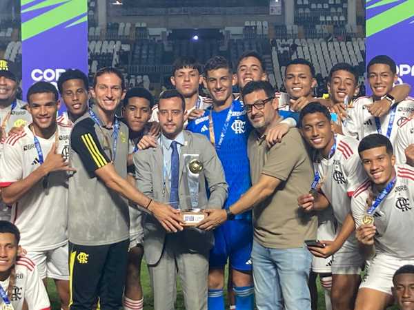 Filipe Luís observa clássico Sub-20 entre Flamengo e Fluminense no início do trabalho.