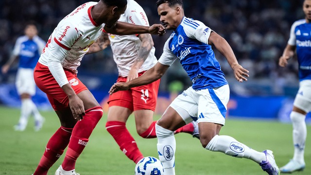 Kaiki Bruno, lateral do Cruzeiro, tenta passar pela marcação do Bragantino