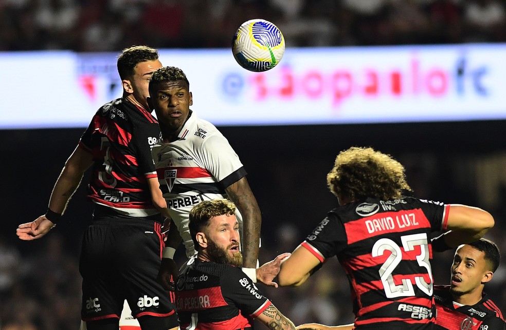 Defesa do Flamengo durante escanteio para o São Paulo