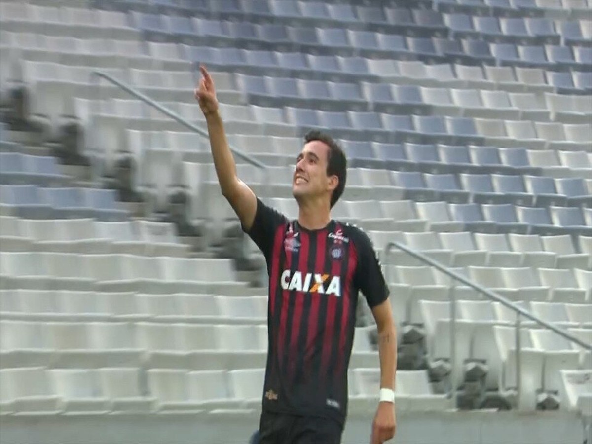 Flamengo faz contato com o Atlético-PR e manifesta interesse em contar com atacante Pablo

