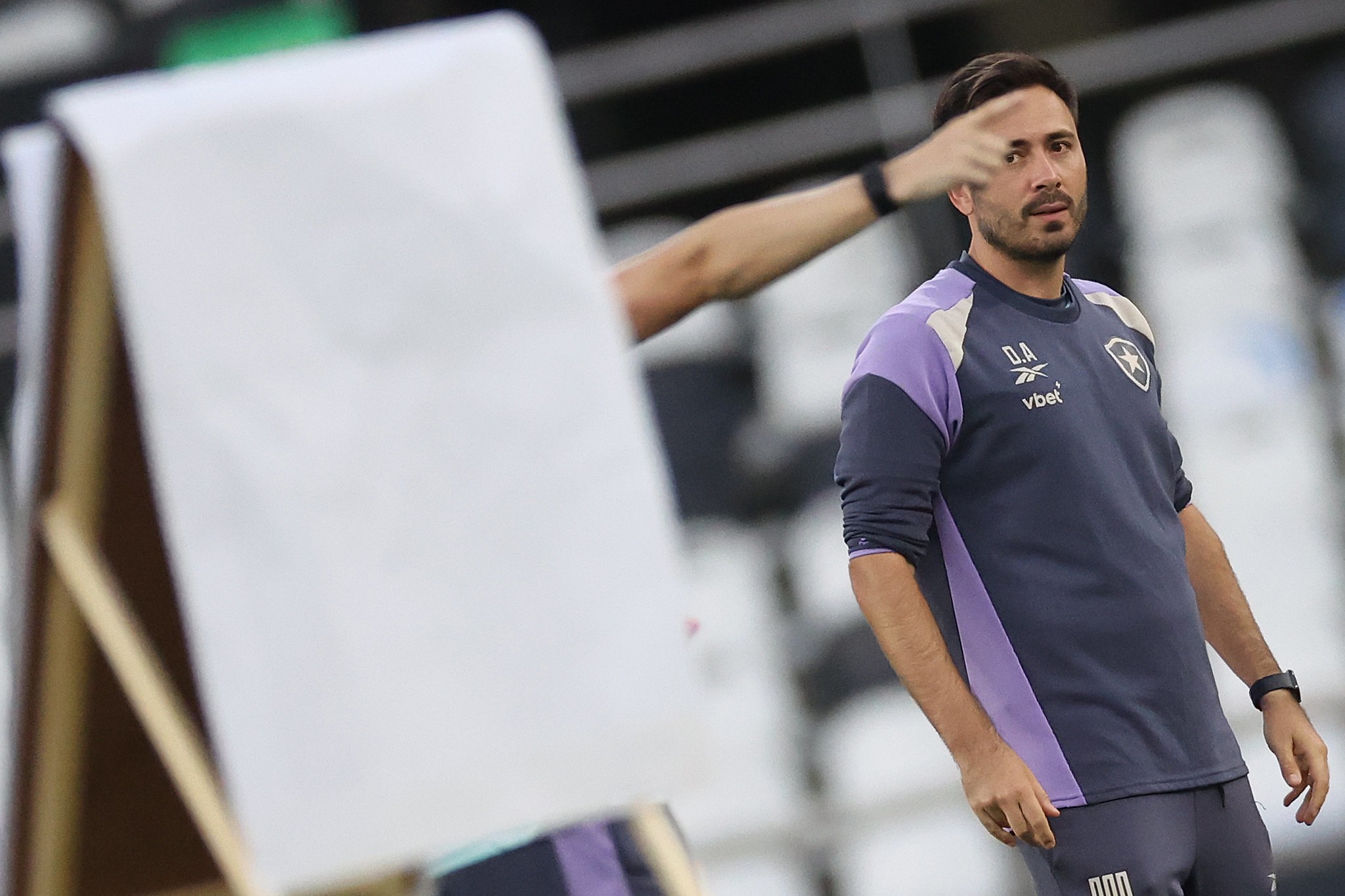 Convocações de Vitinho, Savarino e Montoro na Data Fifa podem impactar o Botafogo contra o Vasco