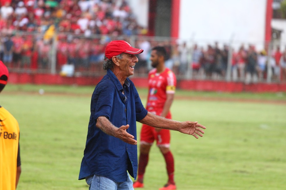 Nem sempre sentado. De pé, ironizando a arbitragem, Lana segue se entregando ao futebol — Foto: Thiago Lemos