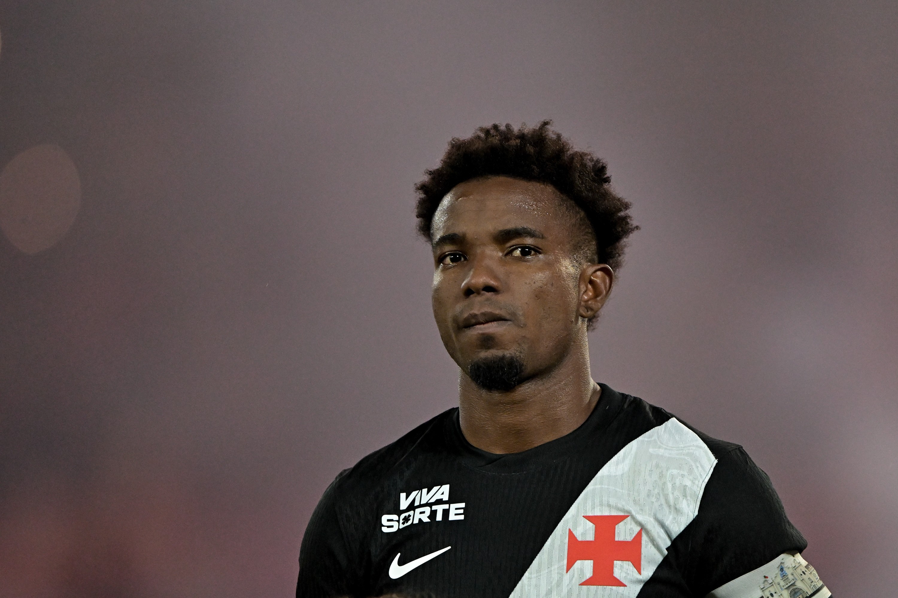 Thiago Mendes faz 10 jogos seguidos, acumula desgaste e tem queda de rendimento no Vasco