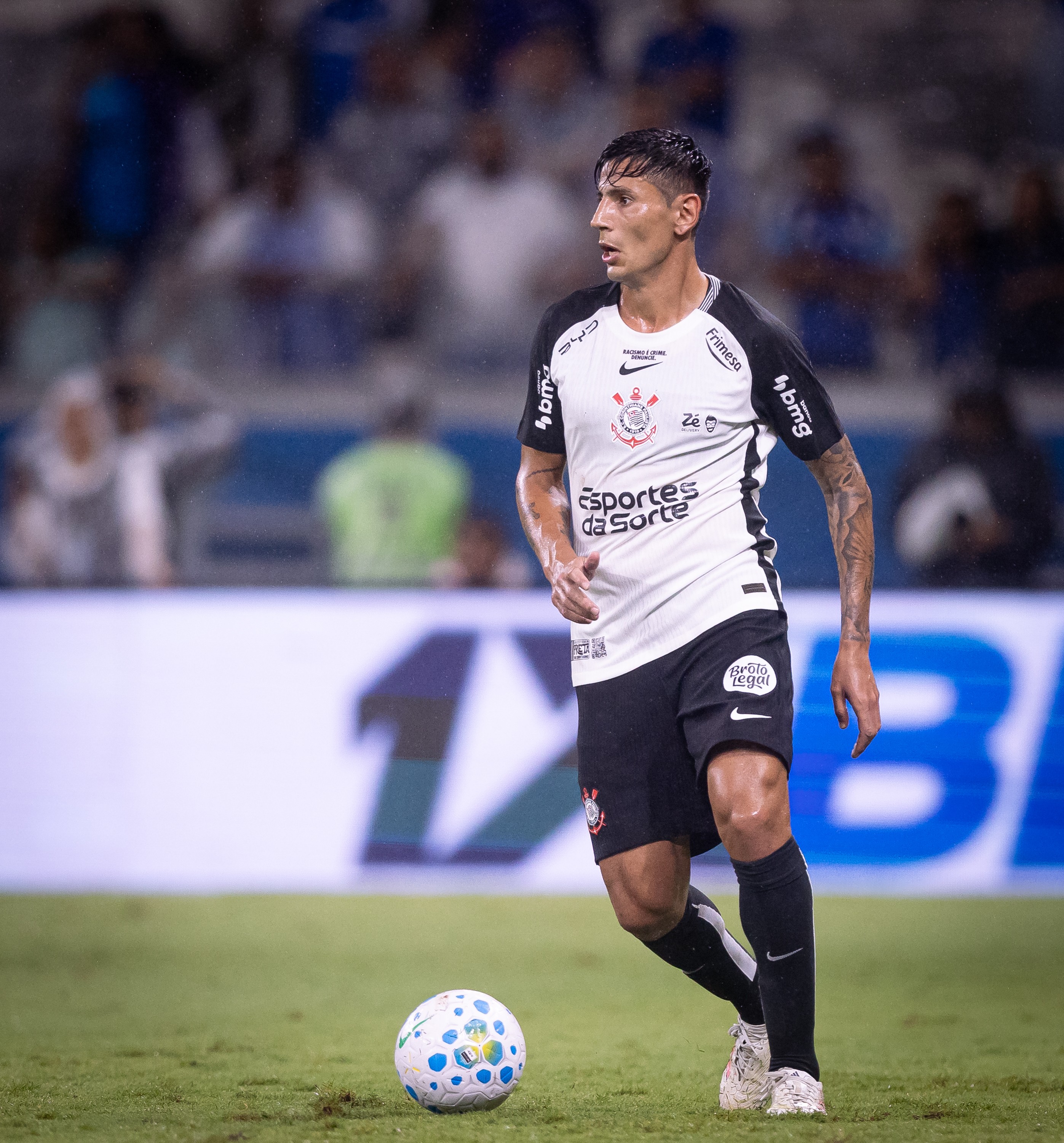 Angileri revela desafios na renovação com o Corinthians, mas reafirma desejo de permanecer no clube