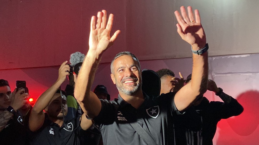 Artur Jorge foi aplaudido pela torcida em desembarque após classificação — Foto: Jéssica Maldonado / ge