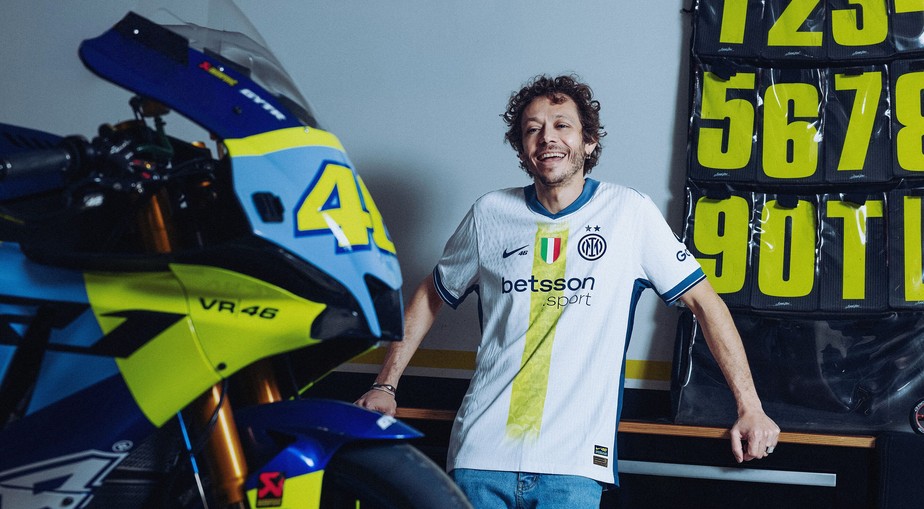 Valentino Rossi será homenageado pela Inter de Milão em uniforme 2 | voando  baixo | ge