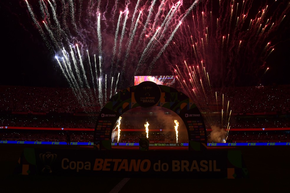 São Paulo faz festa na entrada dos times em jogo pela Copa do Brasil — Foto: Marcos Ribolli