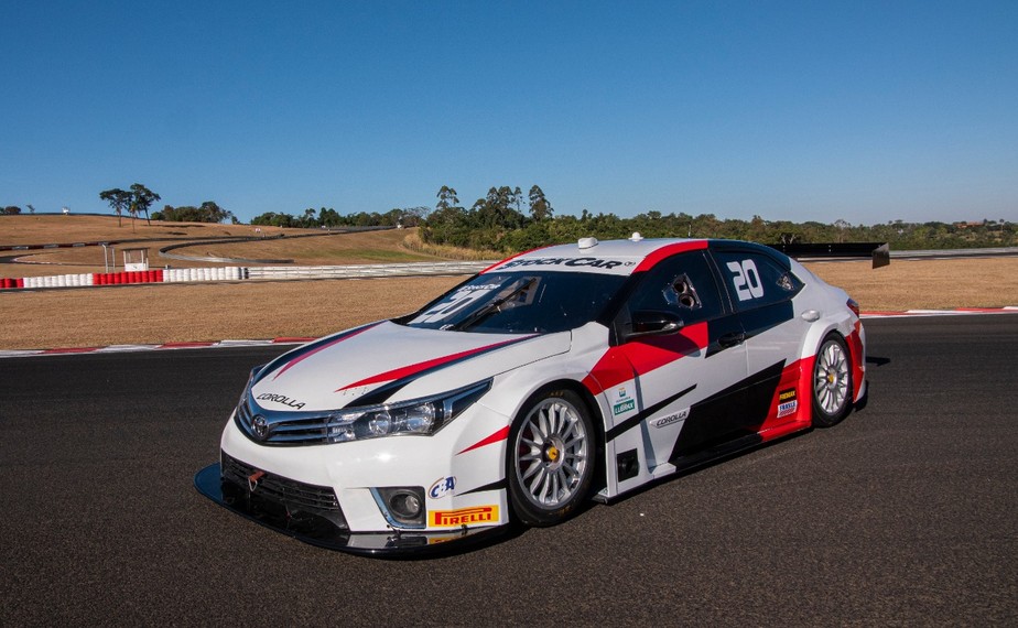 Nelsinho Piquet exibe Toyota Corolla para Stock Car em 2023 com