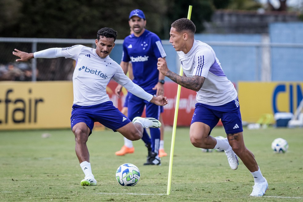 Kaiki e Robert em ação durante treinamento do Cruzeiro — Foto: Gustavo Aleixo/Cruzeiro