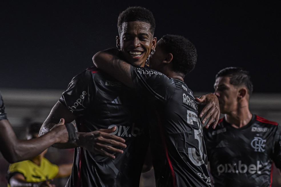 Carlinhos comemora gol em Bangu x Flamengo — Foto: Paula Reis / Flamengo