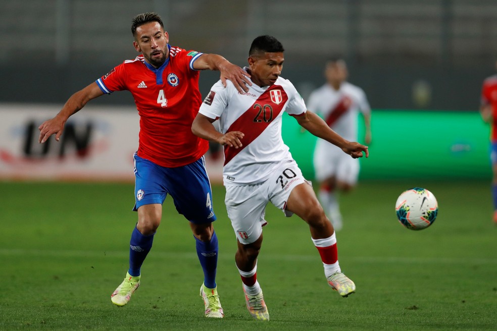 Isla em ação no jogo Peru x Chile em outubro de 2021 — Foto: Paolo Aguilar/EFE