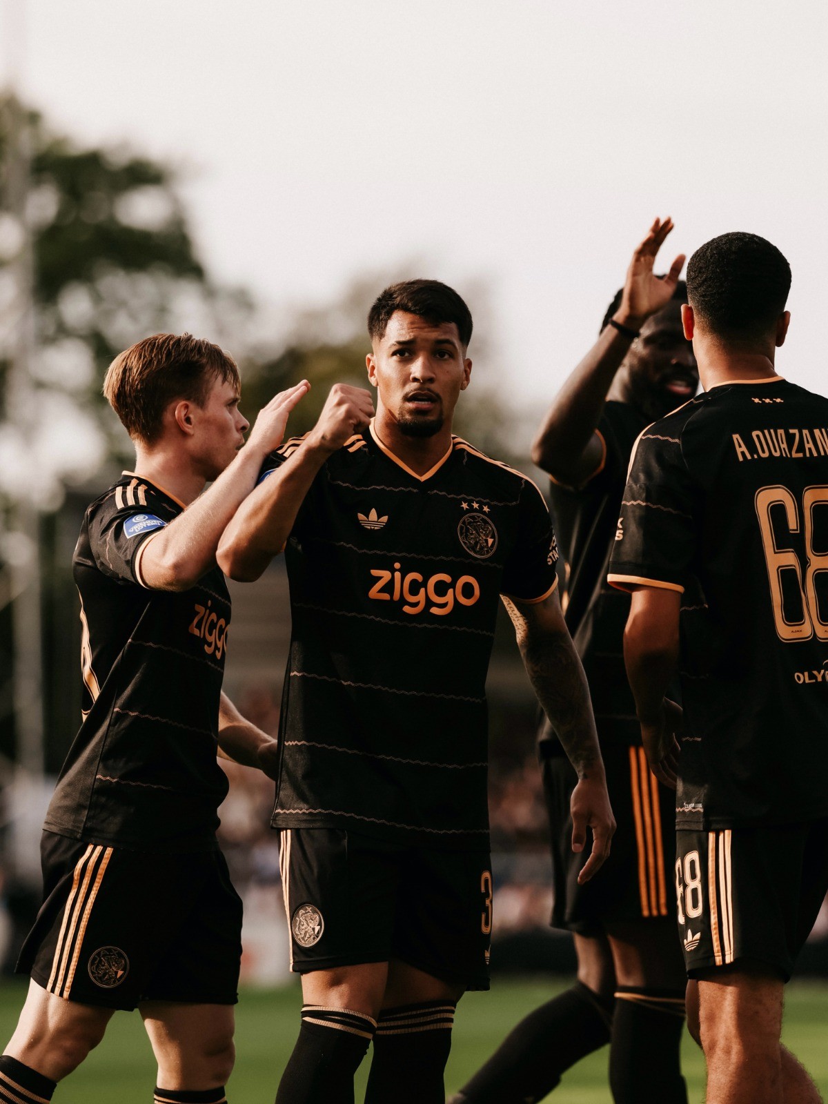 Marcos Leonardo sai do banco, marca em cinco minutos e fecha goleada do Ajax no Holandês