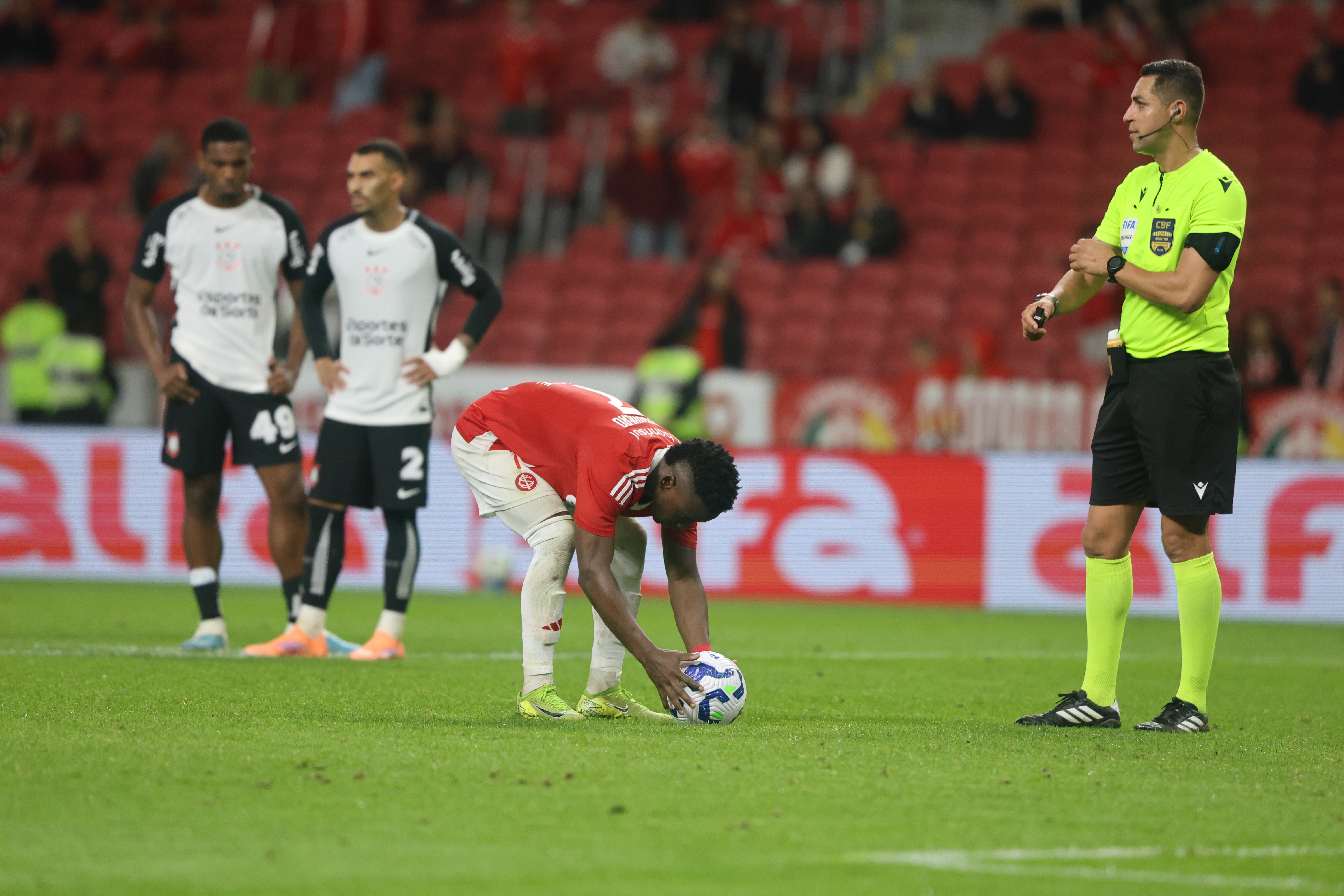 EXPULSO! Dorival Júnior é suspenso após protesto contra pênalti marcado para o Corinthians!