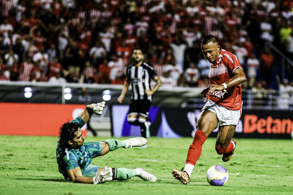 Léo Pereira tenta passar pelo goleiro Richard — Foto: Ailton Cruz