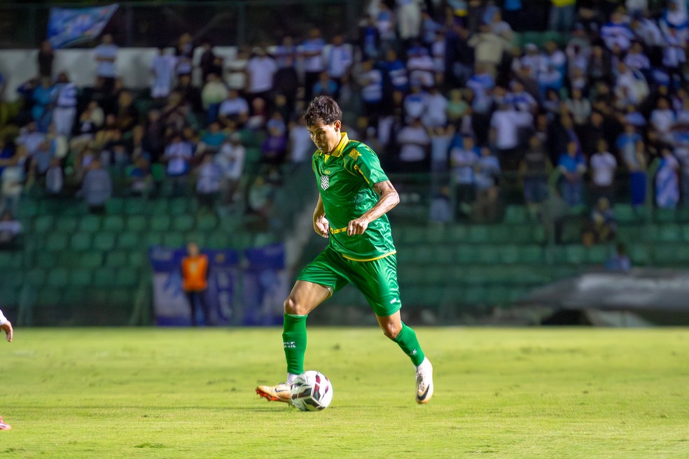 Arthur Henrique em campo — Arthur Henrique em ação pelo Figueirense