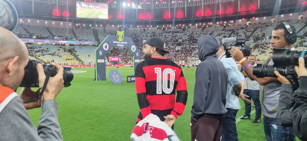 Gabigol com a camisa 10 do Flamengo no Maracanã, antes do jogo contra o Atlético-MG — Foto: Rodrigo Cerqueira